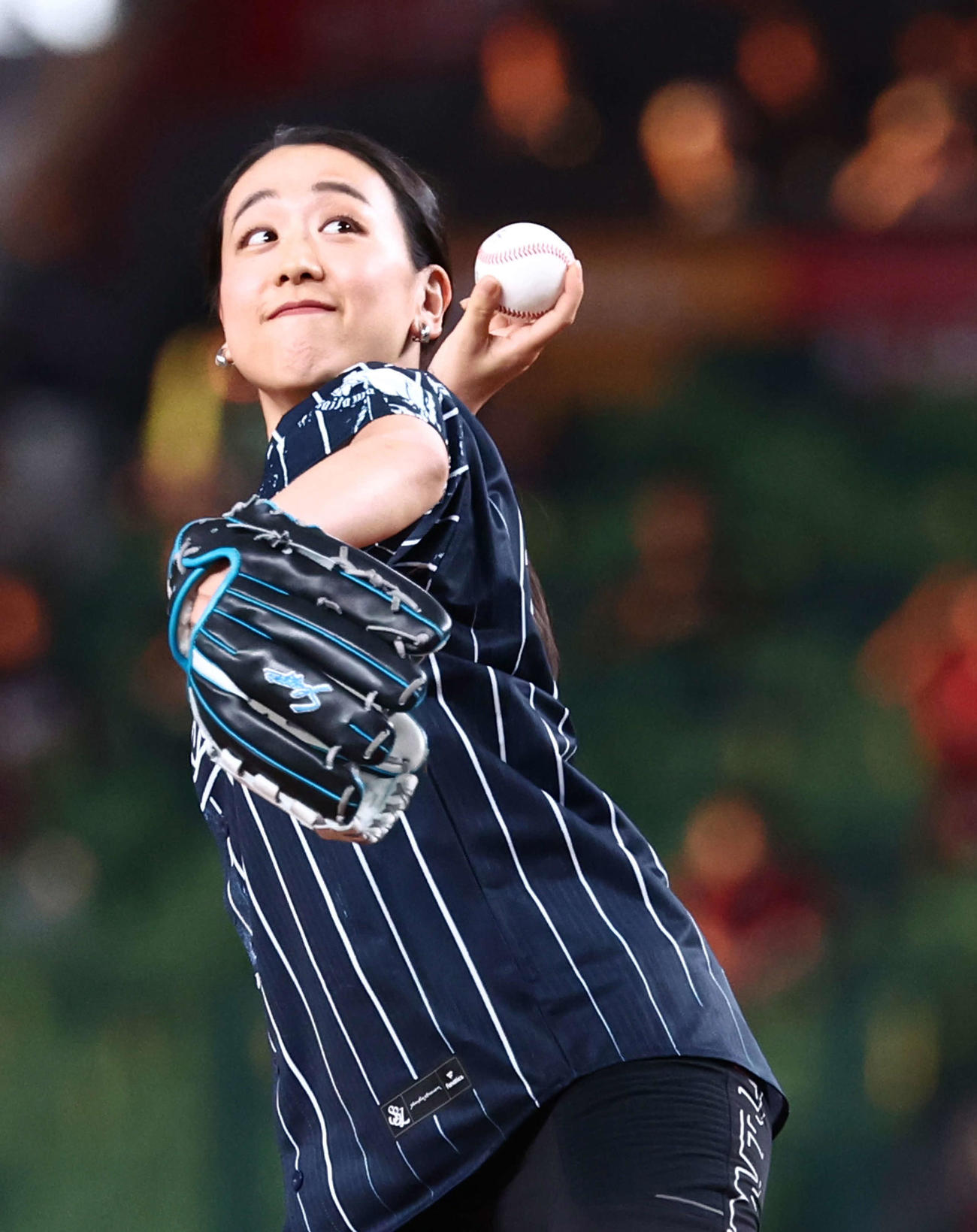 西武対楽天　開始前、始球式を務める浅田真央さん（撮影・河田真司）