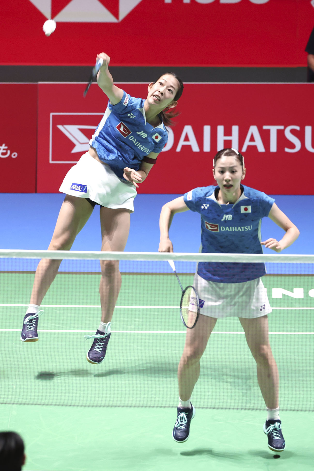 女子ダブルス準々決勝でプレーする志田千陽（右）、松山奈未組（共同）