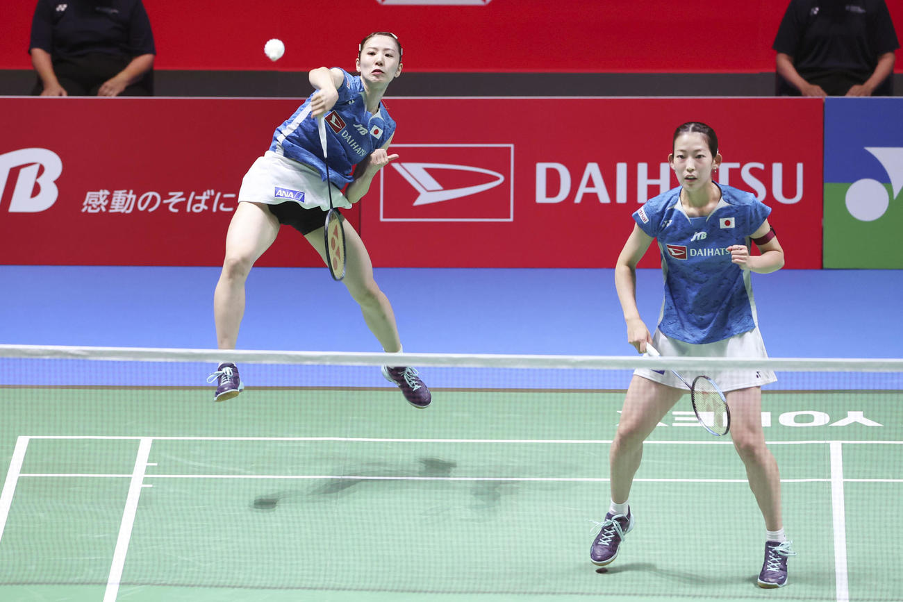 女子ダブルス準々決勝でプレーする志田千陽（左）、松山奈未組（共同）