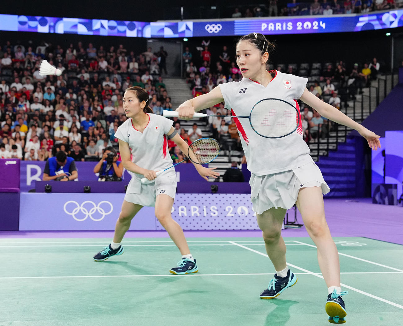バドミントン女子ダブルス、シャトルに食らいつく志田（右）、松山組（2024年8月2日撮影）