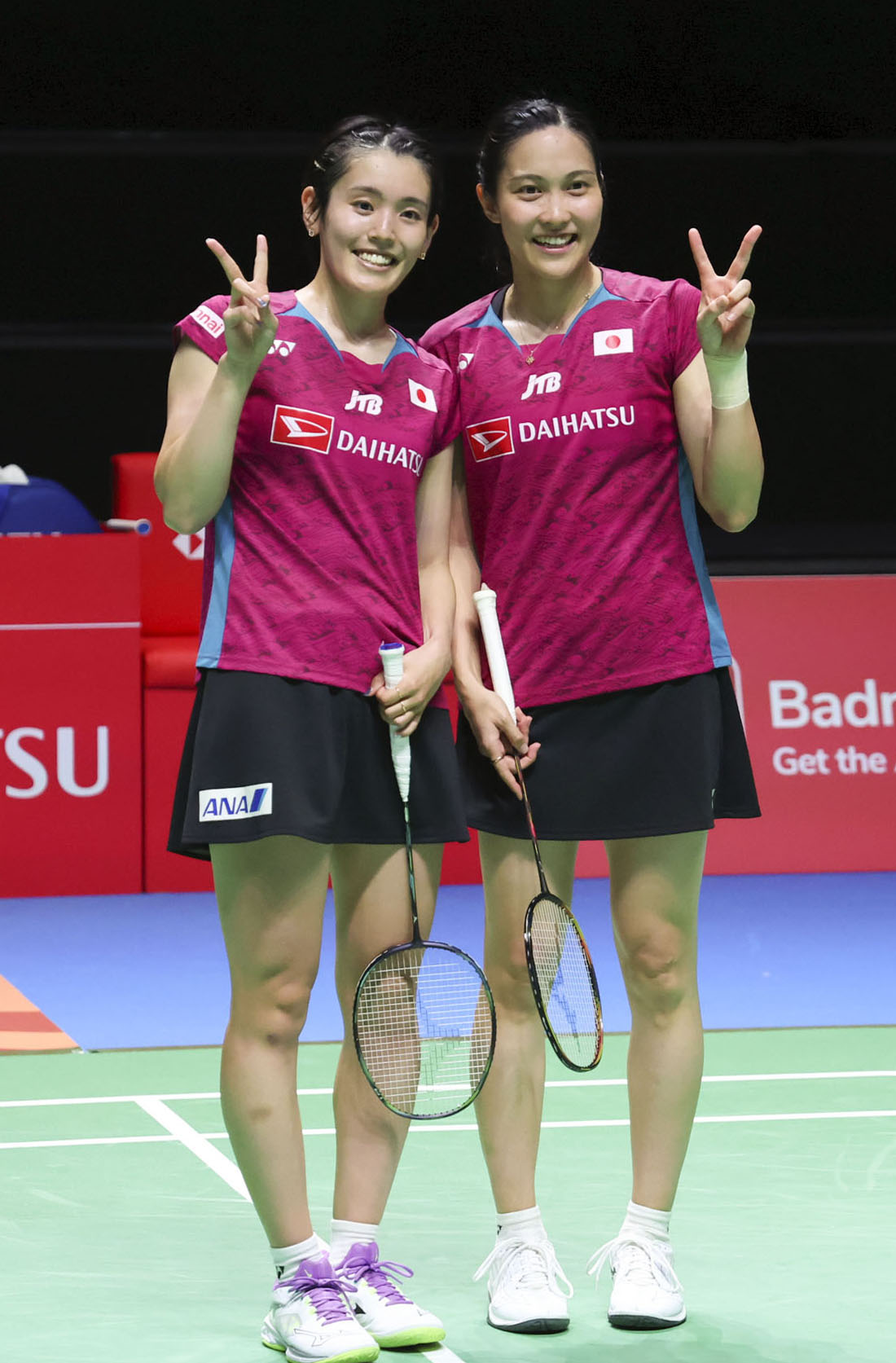 女子ダブルス準々決勝で勝利し、ポーズをとる岩永鈴（左）、中西貴映組（共同）