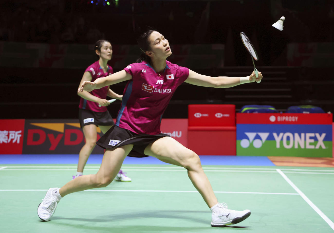 女子ダブルス準々決勝で勝利した岩永鈴（奥）、中西貴映組（共同）