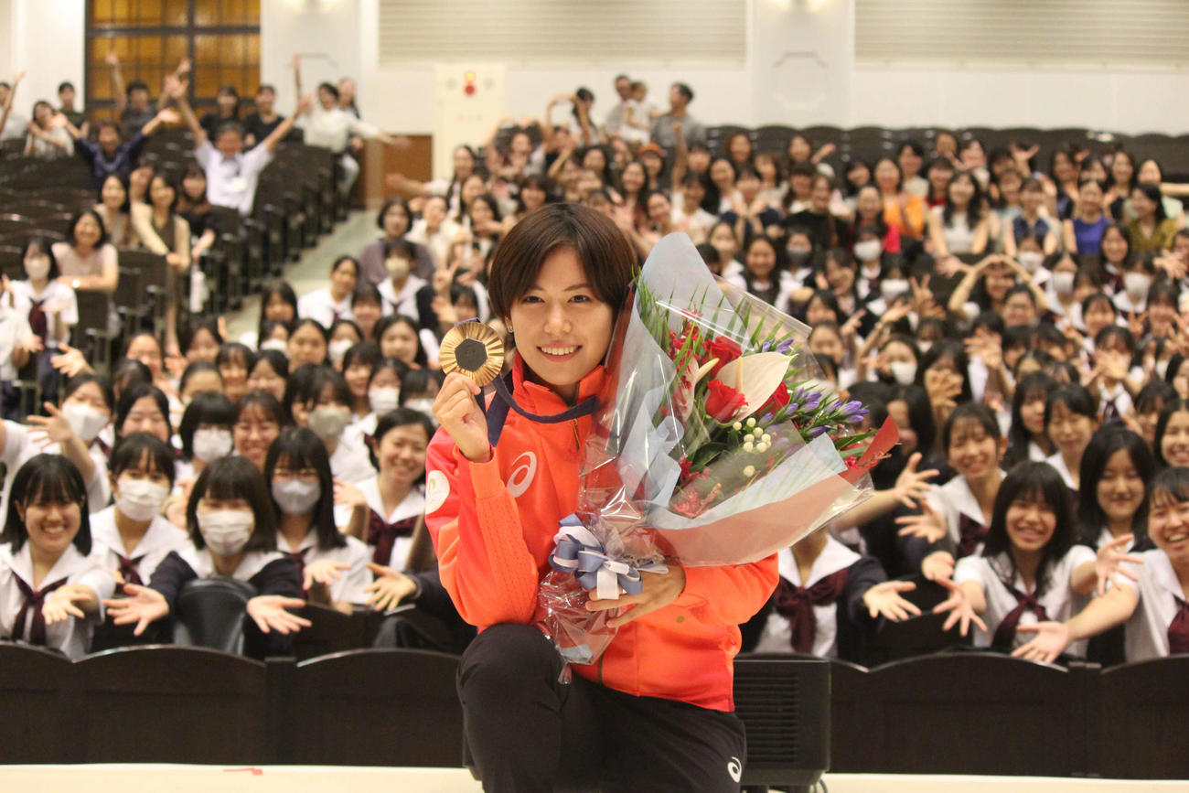東洋英和女学院でセレモニーに参加した宮脇（撮影・勝部晃多）