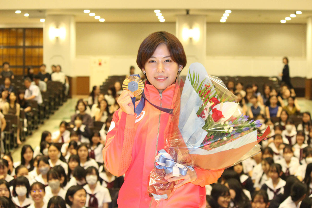 東洋英和女学院でセレモニーに参加した宮脇花綸（撮影・勝部晃多）