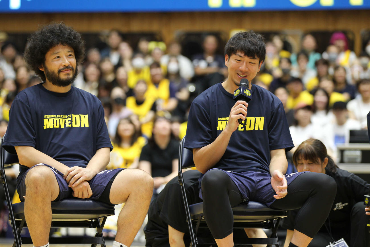 2024－25シーズンTIP－OFFイベントでパリ五輪出場の報告を行った宇都宮の比江島慎と田臥勇太（撮影・沢田啓太郎）