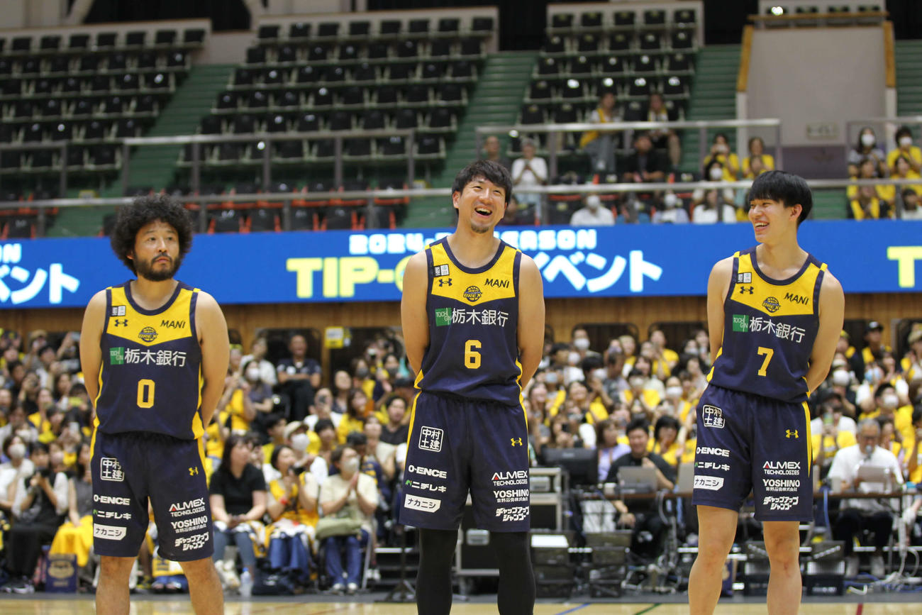 2024－25シーズンTIP－OFFイベントに参加した比江島慎は笑顔を見せる。左は田臥勇太、右は小川敦也（撮影・沢田啓太郎）