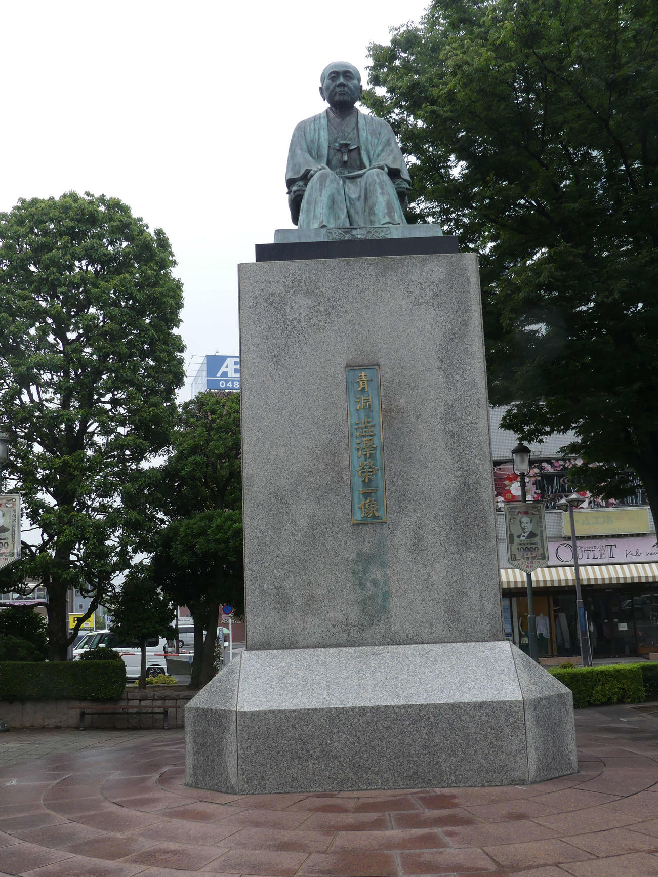 JR深谷駅の前に鎮座する渋沢栄一の銅像（2024年7月14日撮影）