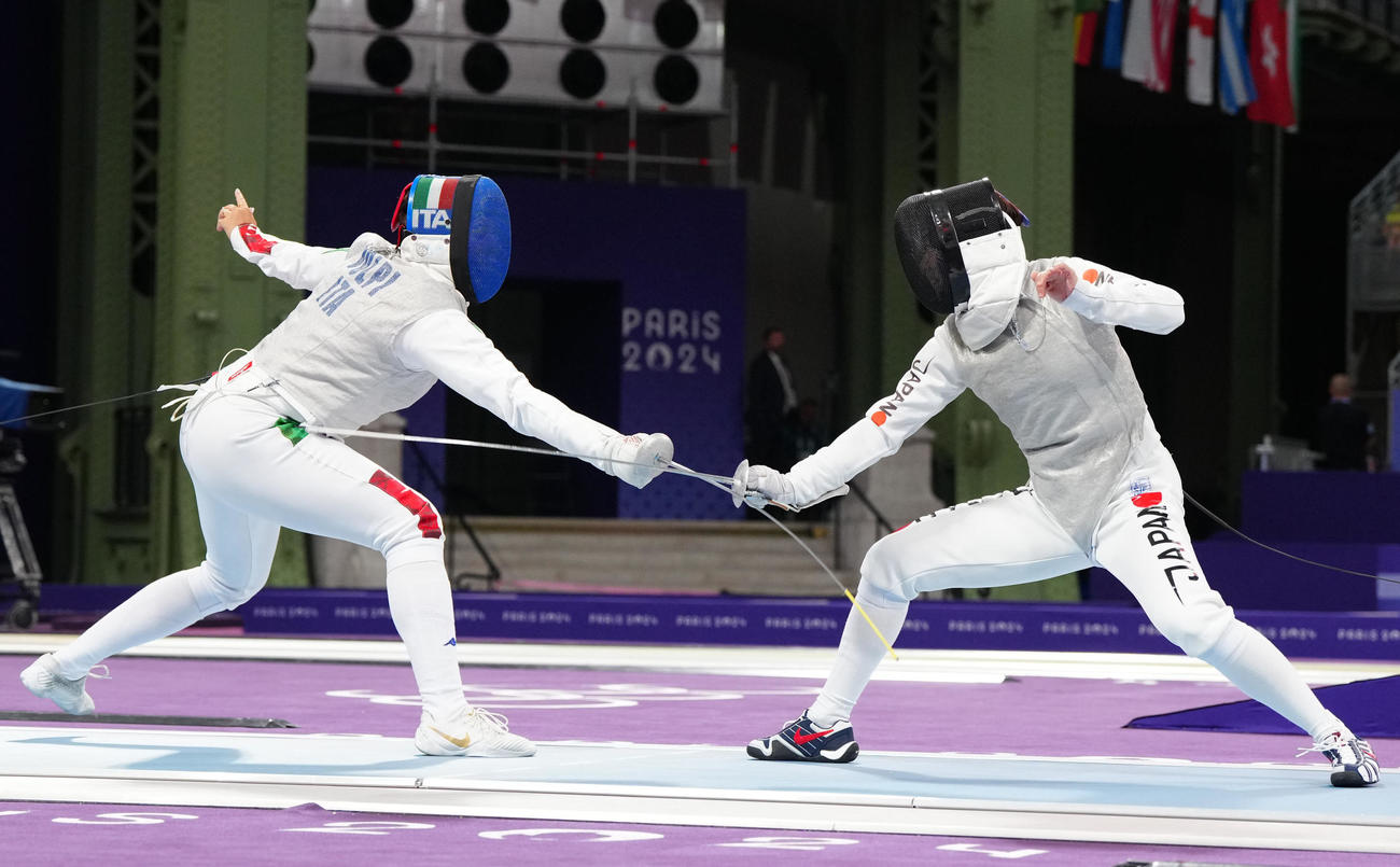 フェンシング女子フルーレ団体準決勝のイタリア戦に臨む宮脇（右）（2024年8月1日撮影）