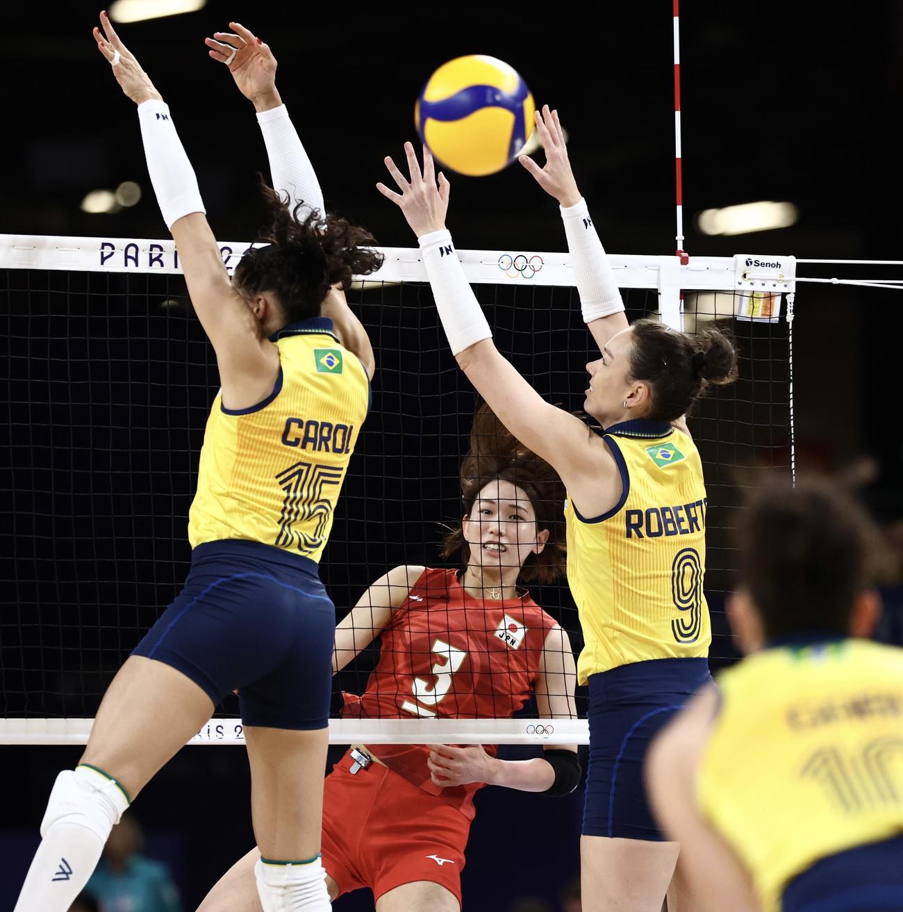 日本対ブラジル　第2セット、スパイクを放つ古賀（2024年8月1日撮影）