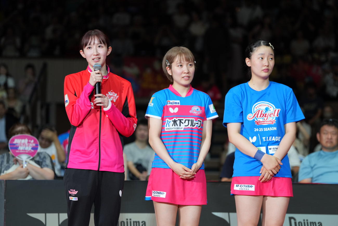 ノジマTリーグ7季目女子開幕戦、神奈川対日本生命　Tリーグ特別表彰を受賞した、左から早田、平野、張本（撮影・小沢裕）