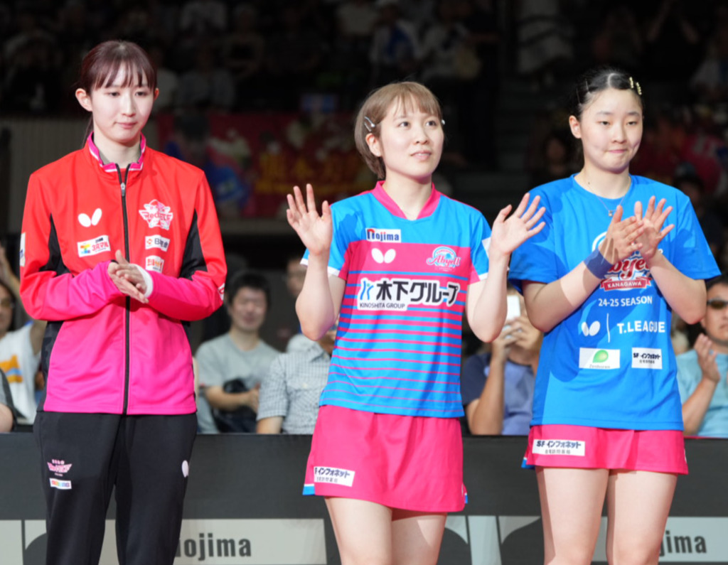ノジマTリーグ7季目女子開幕戦、神奈川対日本生命　Tリーグ特別表彰を受賞した、左から早田、平野、張本（撮影・小沢裕）