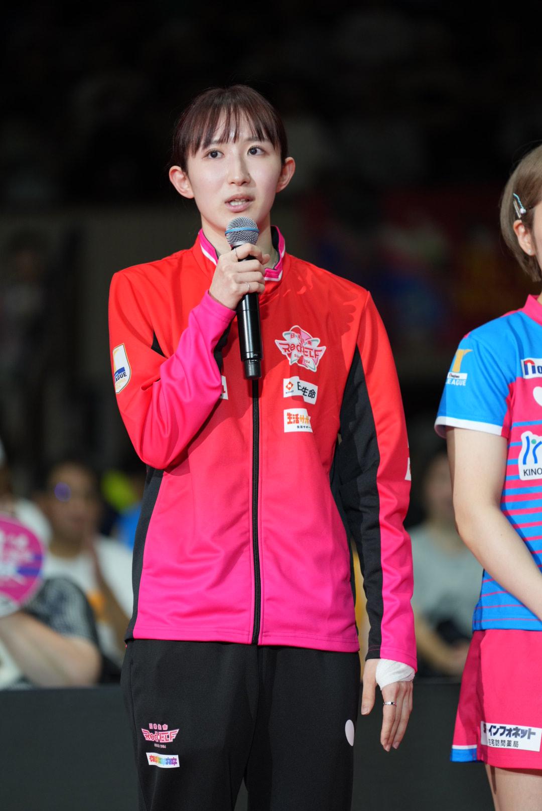 ノジマTリーグ7季目女子開幕戦、神奈川対日本生命　Tリーグ特別表彰を受賞した早田。パリ五輪で痛めた左手には包帯が巻かれており、この日の試合も治療のため欠場した（撮影・小沢裕）