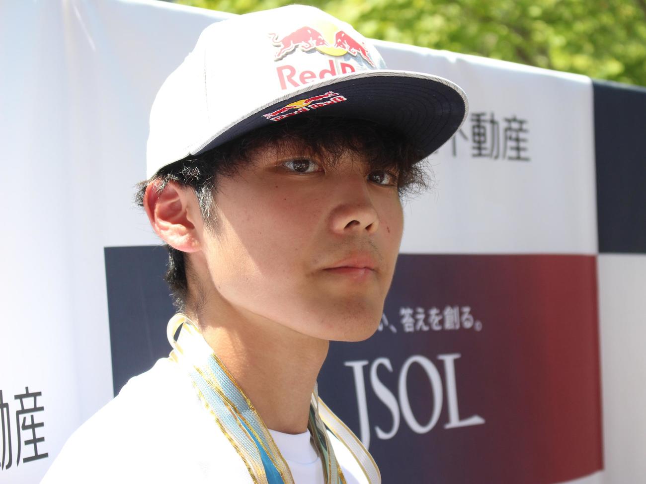 取材に応じる安楽（撮影・勝部晃多）