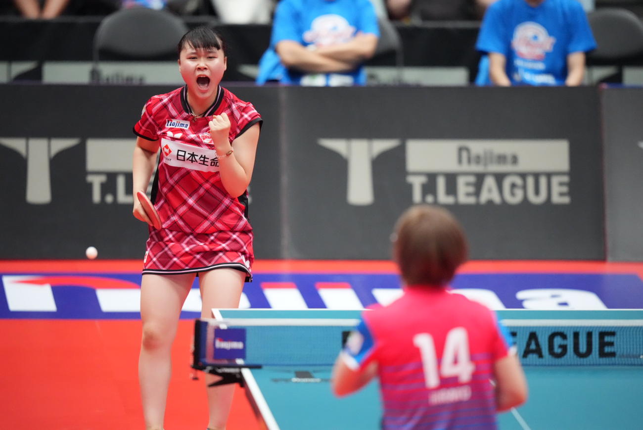 ノジマTリーグ7季目女子開幕戦、神奈川対日本生命　シングルス　平野対竹谷　第2G、ポイントを奪い雄叫びを上げる竹谷（撮影・小沢裕）