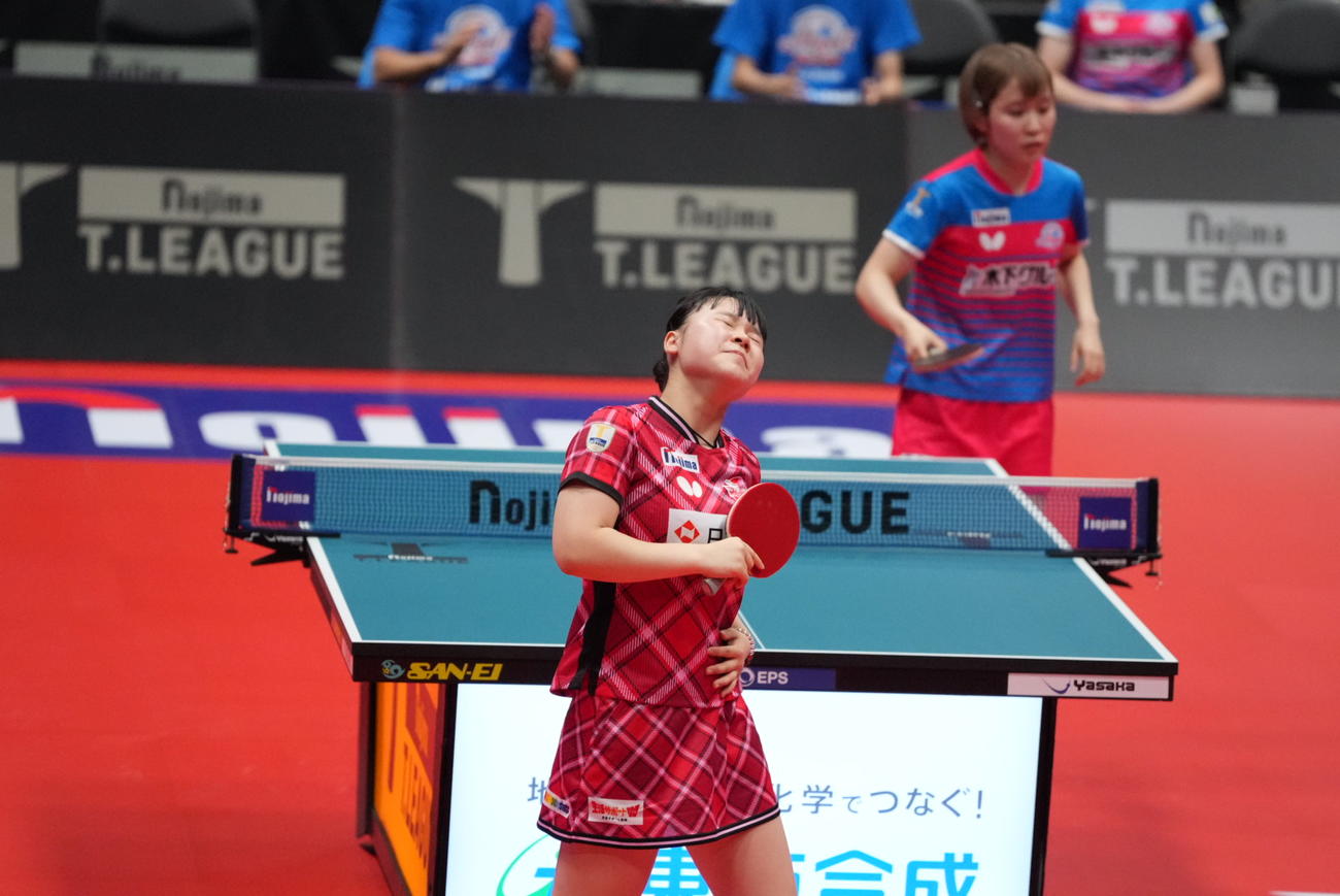 ノジマTリーグ7季目女子開幕戦、神奈川対日本生命　シングルス　平野対竹谷　第3G、ポイントを奪われ悔しそうな表情を見せる竹谷（撮影・小沢裕）
