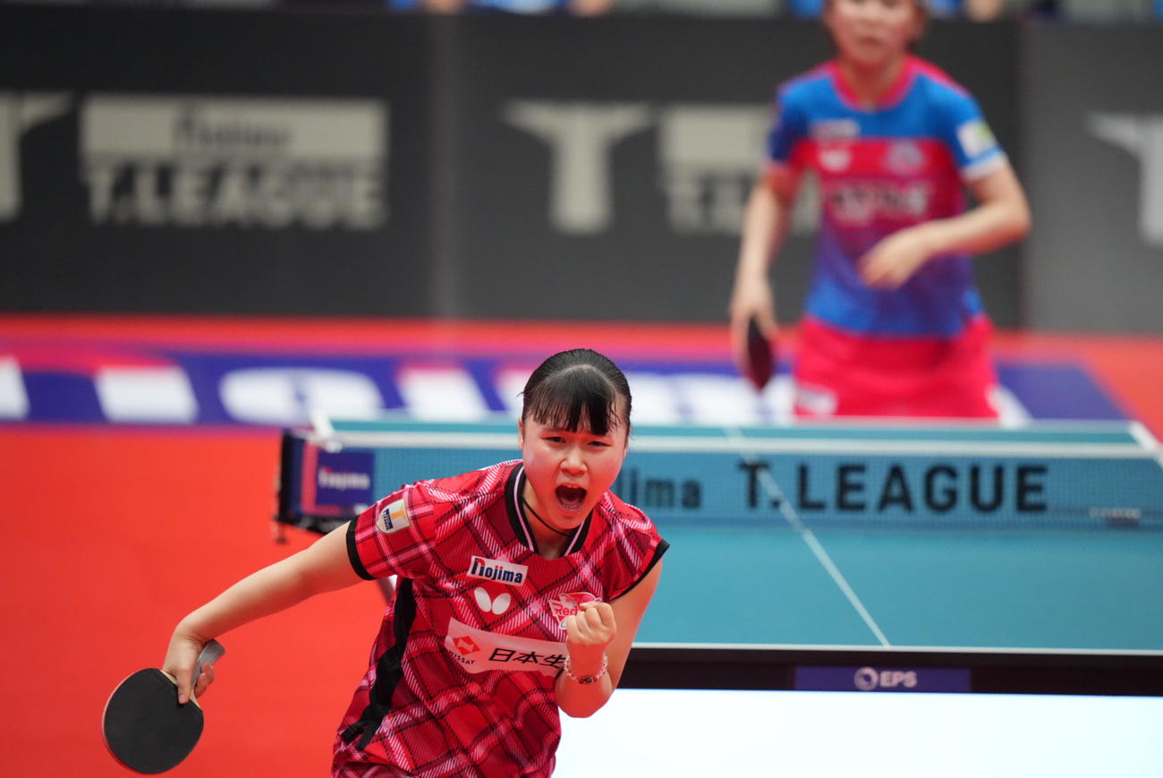 ノジマTリーグ7季目女子開幕戦、神奈川対日本生命　シングルス　平野対竹谷　第3G、ポイントを奪いガッツポーズする竹谷（撮影・小沢裕）