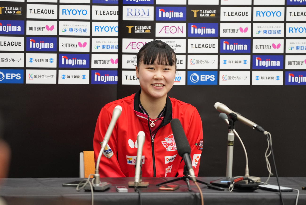 試合後の記者会見に臨む日本生命竹谷