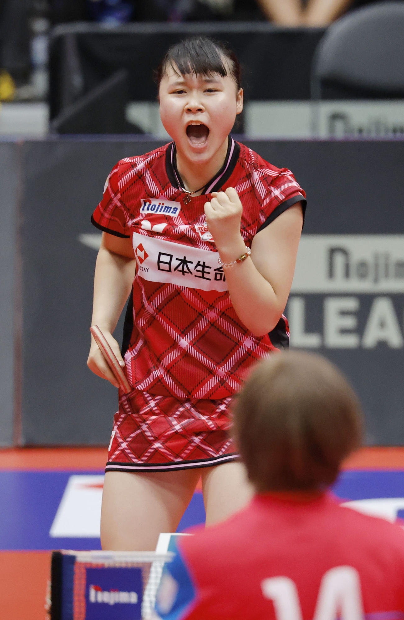 神奈川戦のシングルスで平野美宇からポイントを奪い、ガッツポーズする日本生命・竹谷美涼（共同）