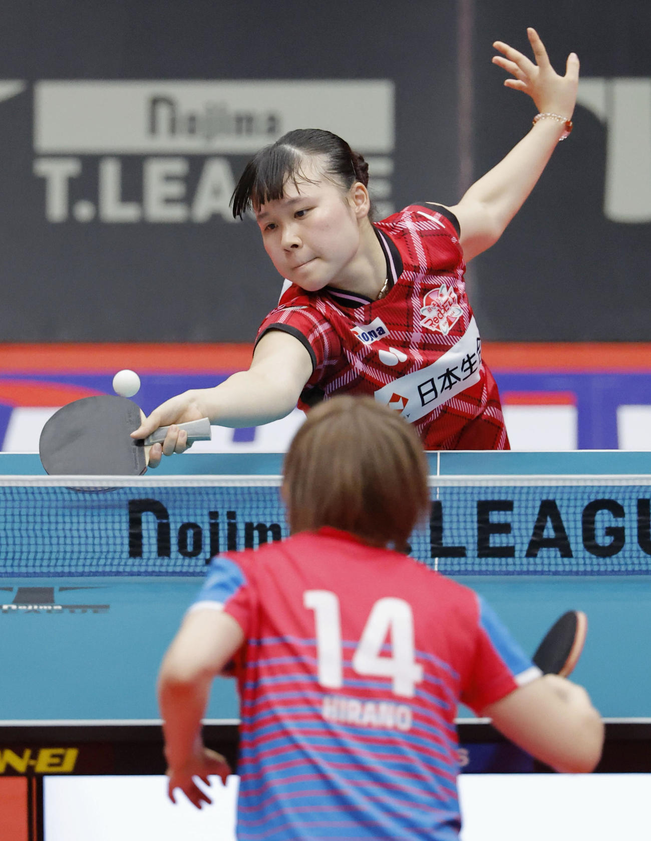 神奈川戦のシングルスで平野美宇と対戦する日本生命・竹谷美涼（共同）