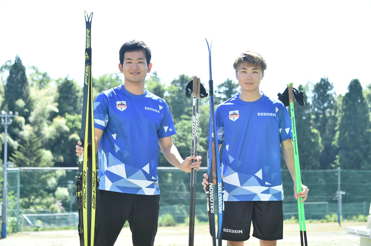 新潟経営大クロスカントリースキー部の宮崎監督（左）と唯一の選手、大石。この冬から公式戦に参戦する（撮影・斎藤慎一郎）