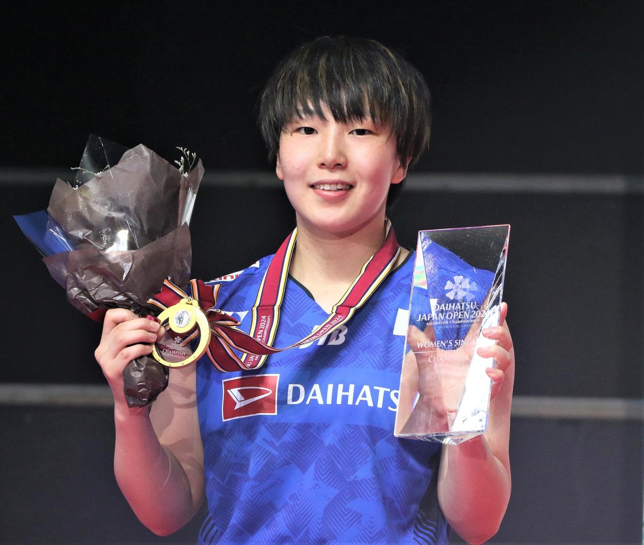 女子シングルスで優勝し、笑顔を見せる山口（撮影・藤塚大輔）