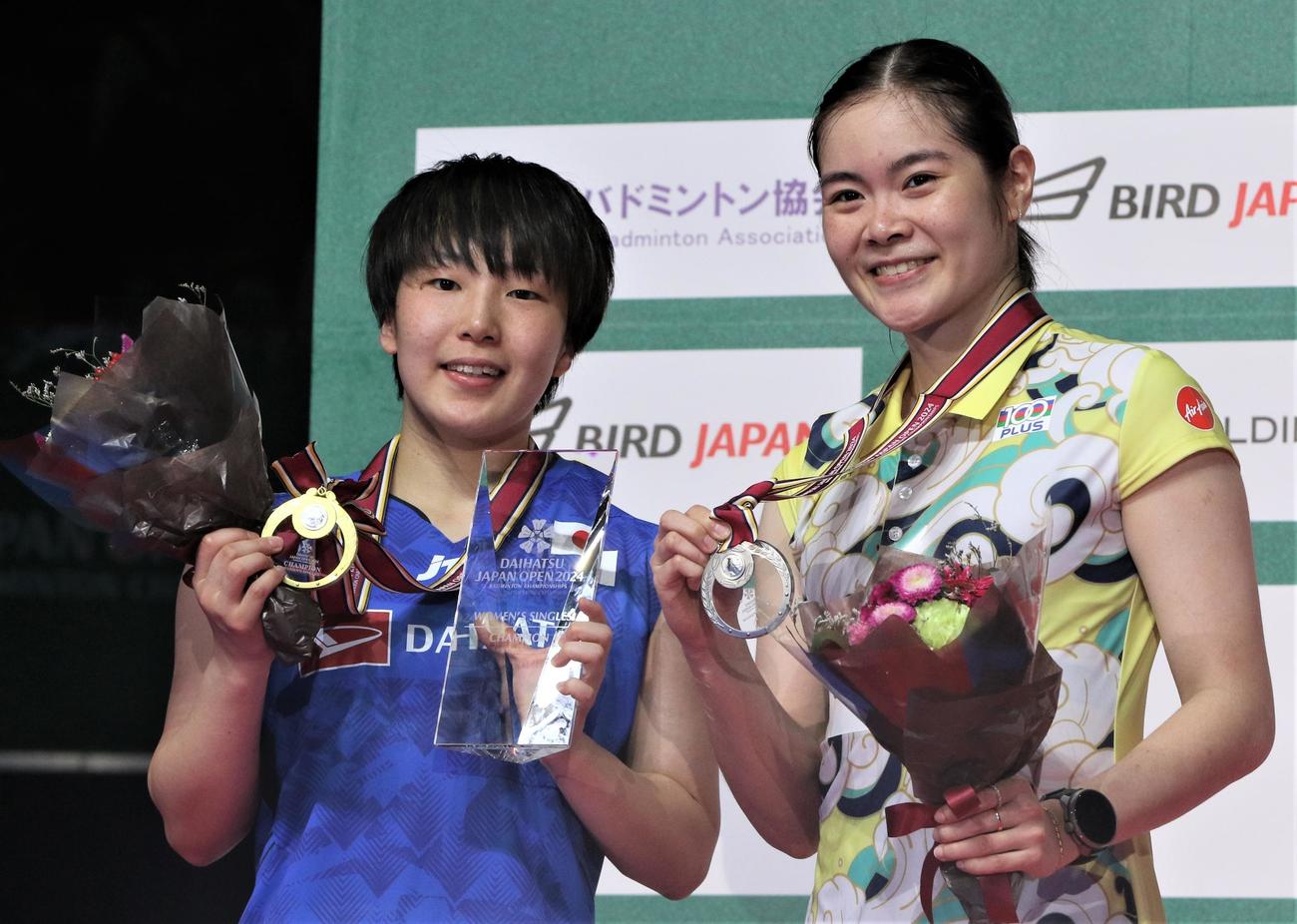 バドミントン　ジャパン・オープン女子シングルスで優勝した山口茜（左）と準優勝のオンバムルンパン（撮影・藤塚大輔）