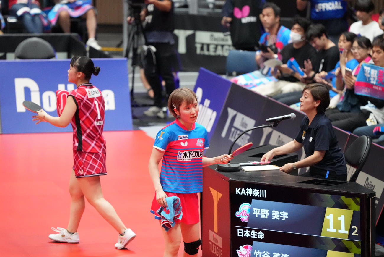 ノジマTリーグ7季目女子開幕戦、神奈川対日本生命　シングルス　平野対竹谷　シングルスを制した平野。左は竹谷（撮影・小沢裕）