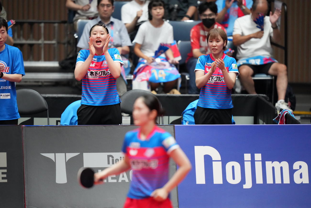 ノジマTリーグ7季目女子開幕戦、神奈川対日本生命　シングルス　木原対笹尾　第3G、ポイントを奪った木原を応援するベンチの張本（左）と平野（撮影・小沢裕）