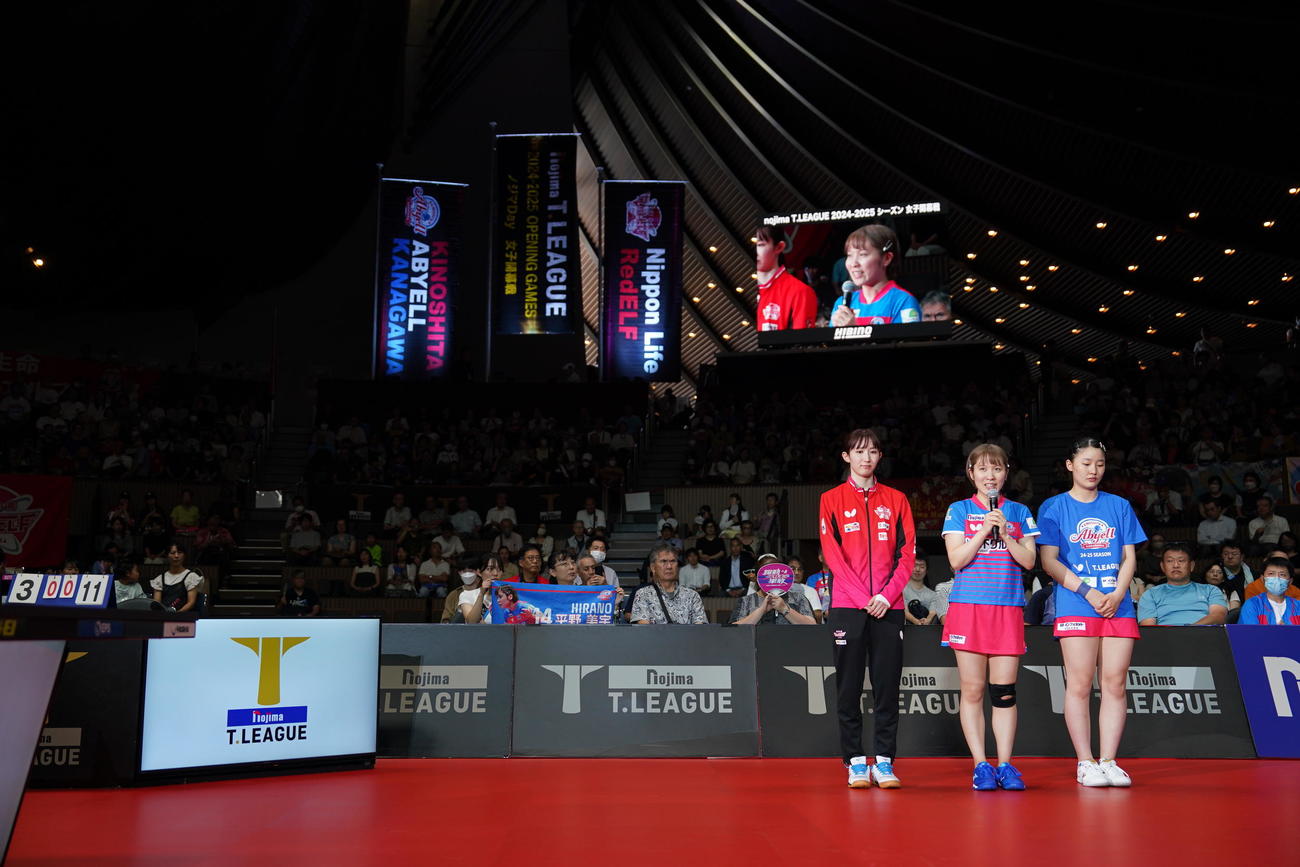 ノジマTリーグ7季目女子開幕戦、神奈川対日本生命　詰め掛けた大勢の観客の前でTリーグ特別表彰に臨む、左から早田、平野、張本（撮影・小沢裕）