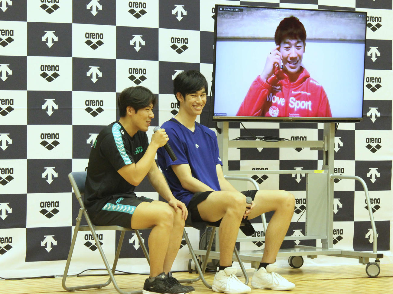 トークイベントに出席した（左から）本多、甲斐と、オンラインで参加した石川（撮影・勝部晃多）