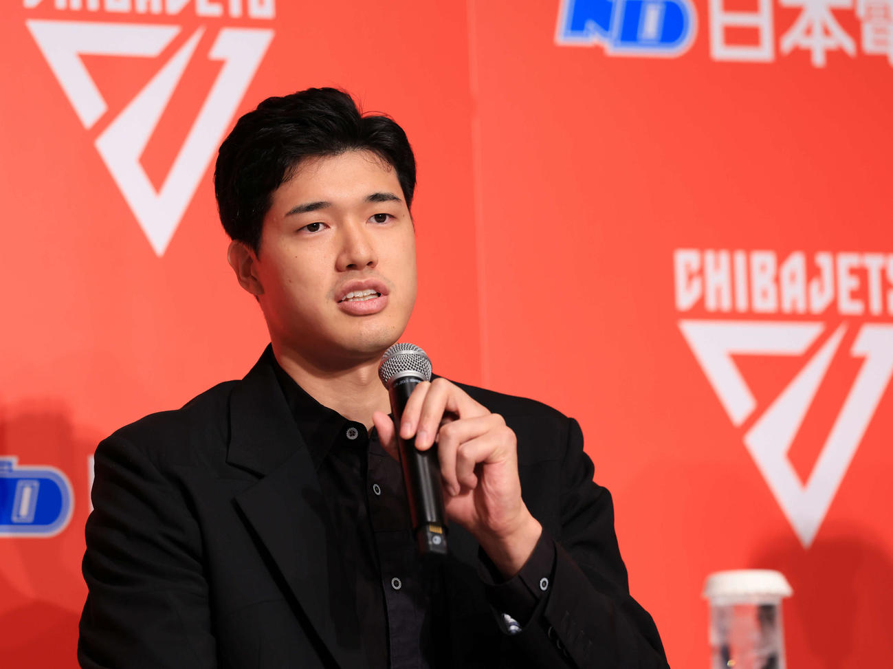 千葉Jの加入記者会見で思いを語る渡辺（撮影・浅見桂子）
