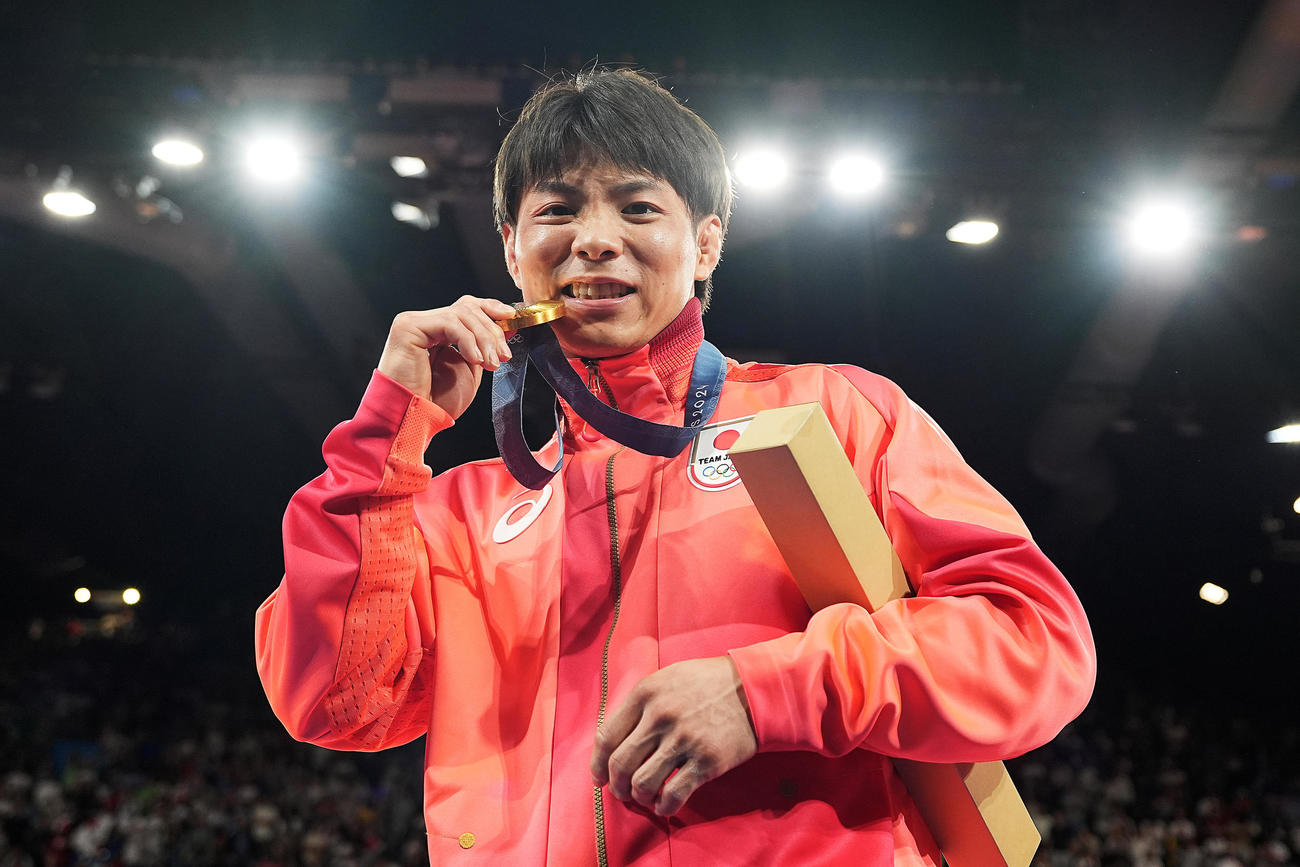 2大会連続の金メダルを手にする阿部一二三（24年7月28日撮影）