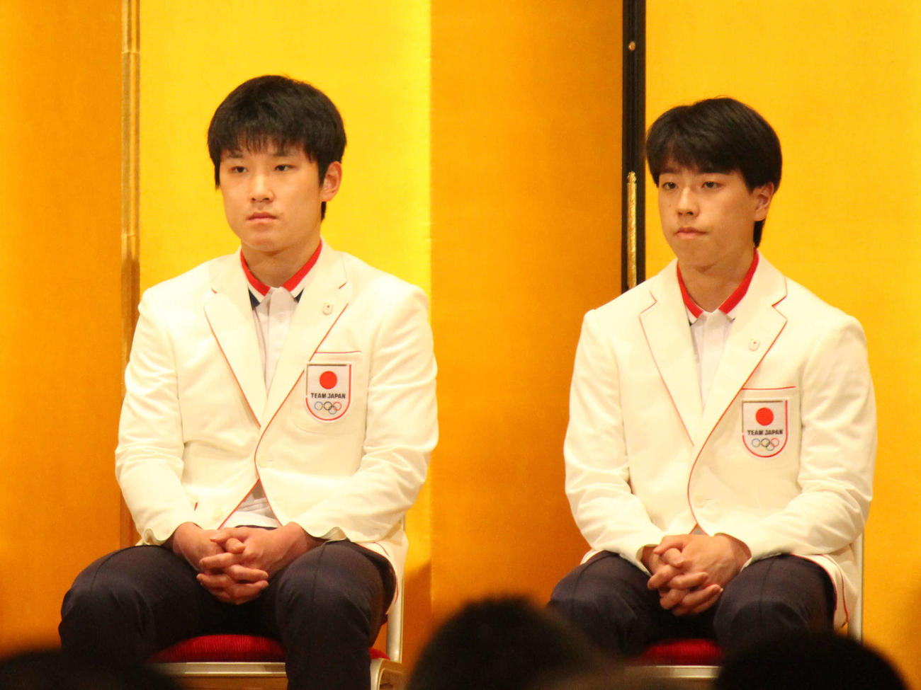 報告会に出席する張本（左）と篠塚（撮影・勝部晃多）