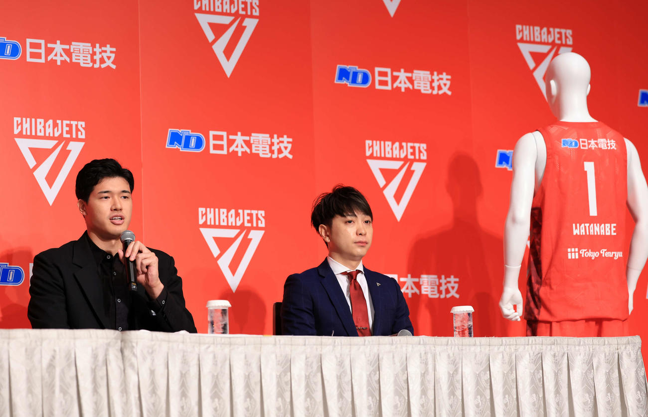 千葉Jの加入記者会見で思いを語る渡辺（左）右は池内GM（撮影・浅見桂子）