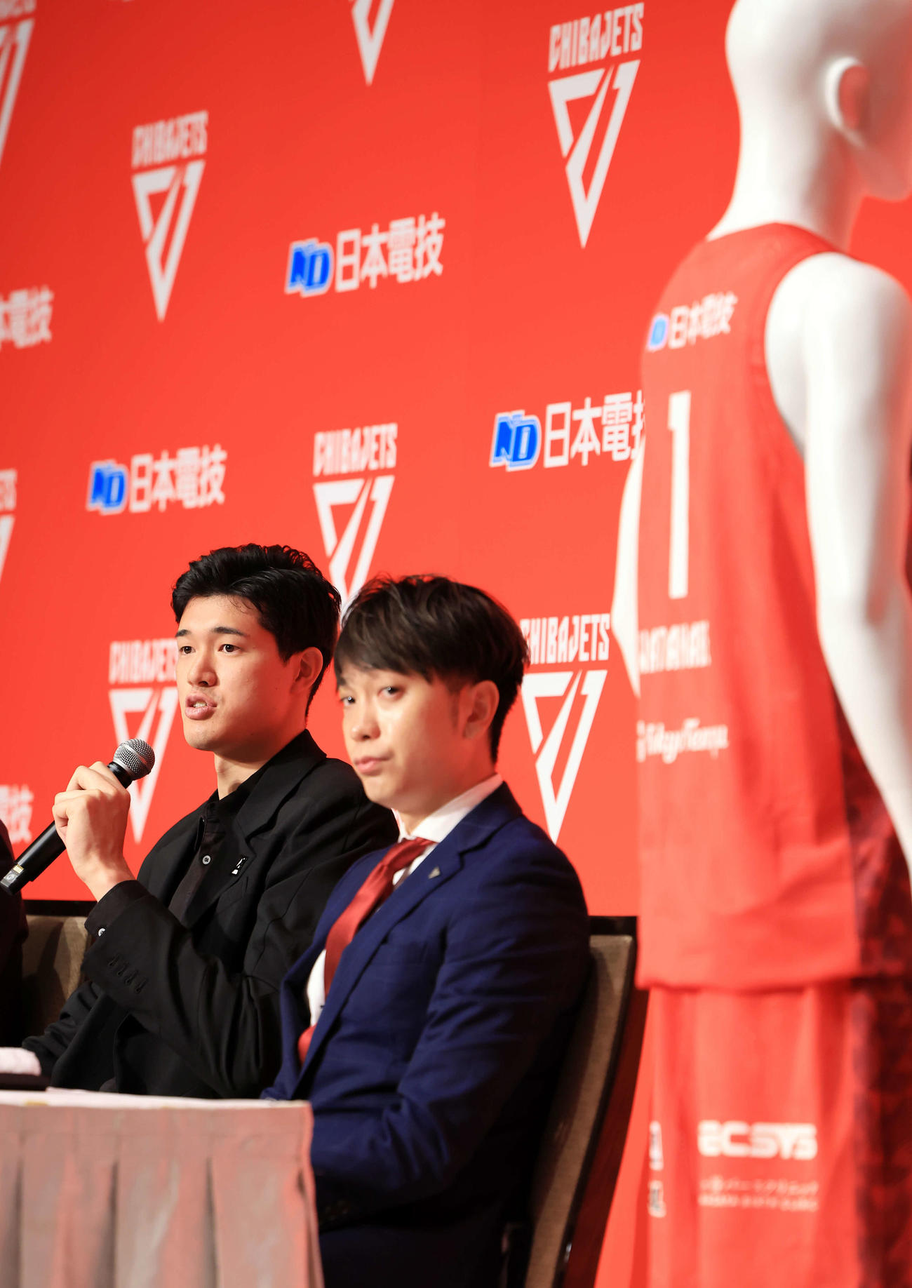 千葉Jの加入記者会見で背番号1のユニホームの奥で思いを語る渡辺（左）。右は池内GM（撮影・浅見桂子）