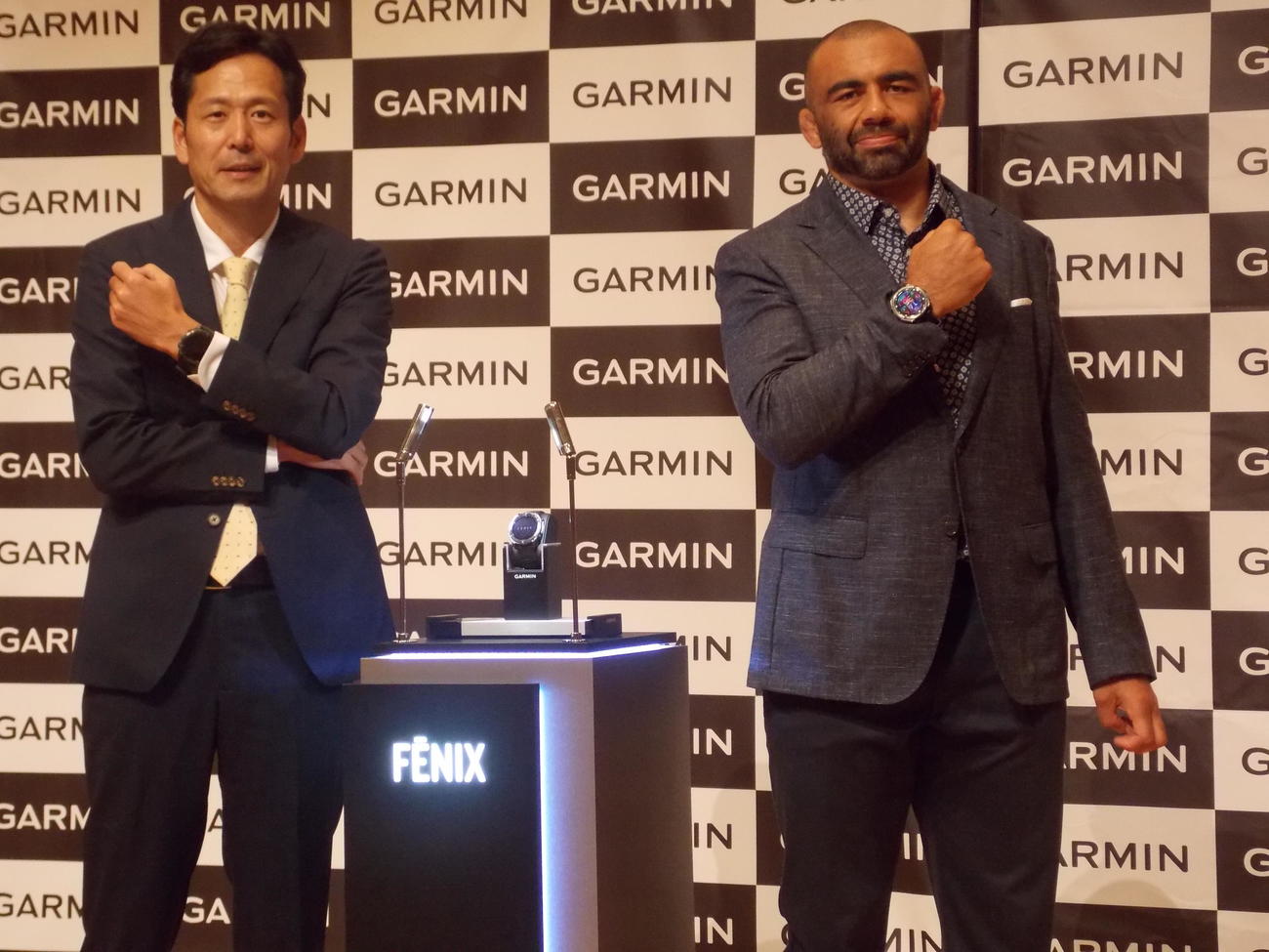 新製品発表会でポーズを決めるリーチ・マイケル（右）とガーミンジャパン代表取締役の岩田元樹氏（撮影・松本航）