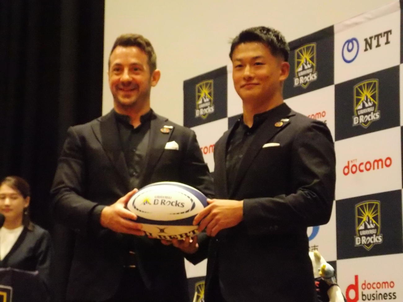 就任会見後に写真に納まる浦安のグレイグ・レイドロー新ヘッドコーチ（左）とSH飯沼蓮主将（撮影・松本航）