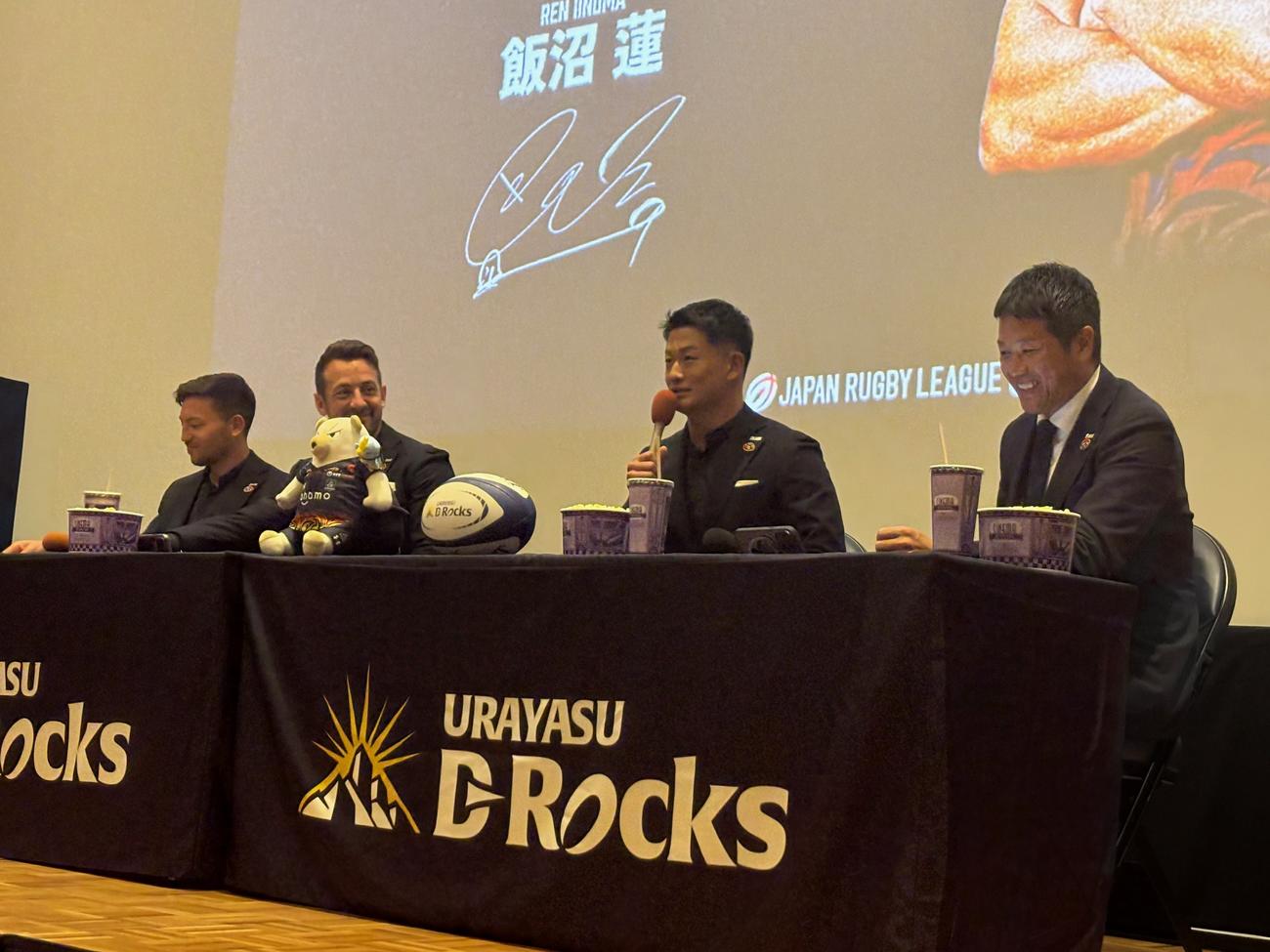 就任会見で浦安のグレイグ・レイドロー新ヘッドコーチ（左から2人目）は決意表明するSH飯沼蓮主将（同3人目）を笑顔で見守る（撮影・松本航）