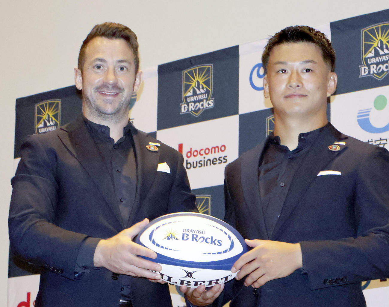 記者会見に臨んだラグビーのリーグワン浦安のグレイグ・レイドロー新ヘッドコーチ。右は飯沼主将（共同）