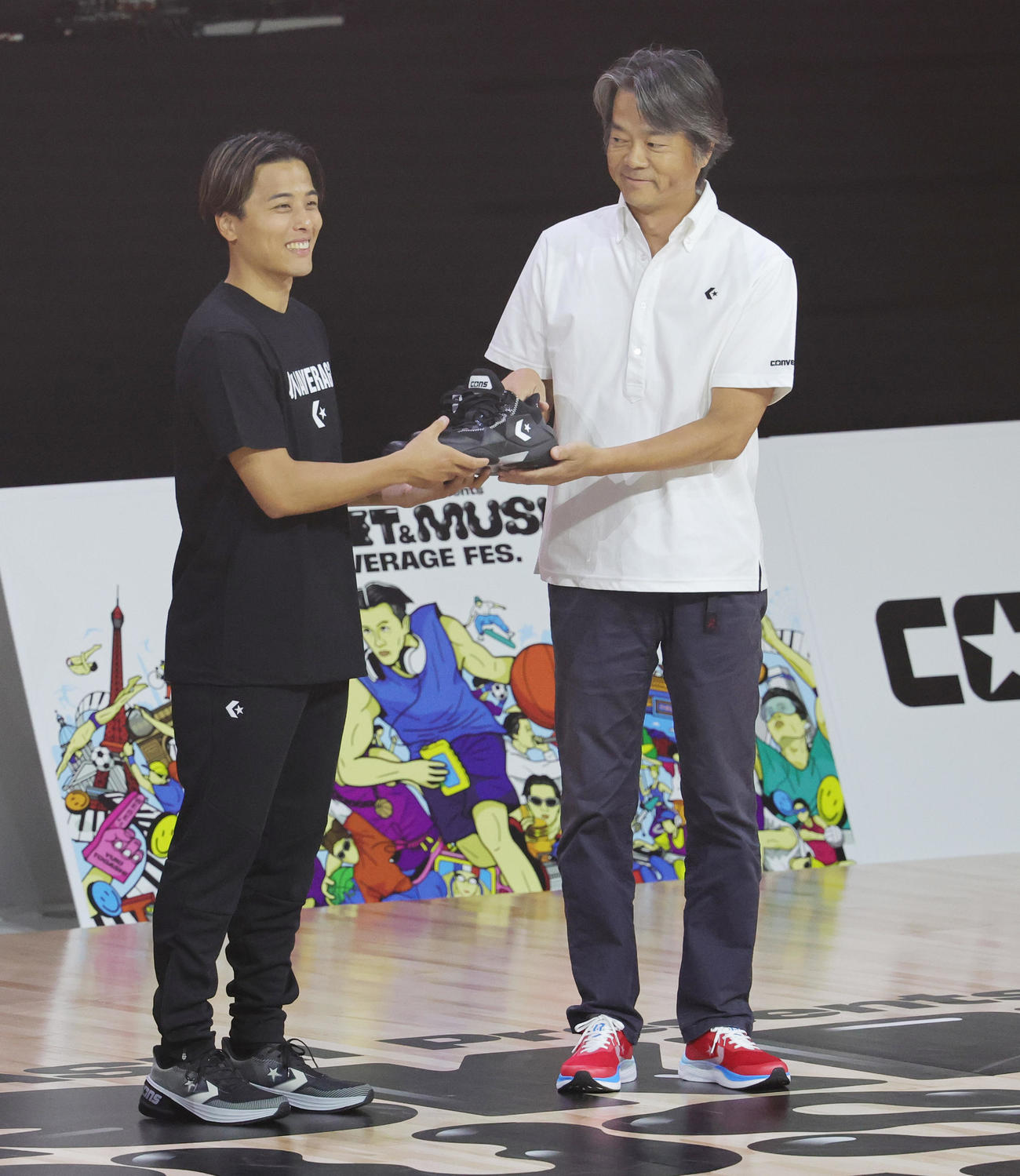 バスケットボール＆音楽フェス「UNAVERAGE FES．」でコンバースジャパンとブランドアンバサダー契約を発表し、元砂代表取締役（右）からシューズをプレゼントされる富樫勇樹（撮影・野上伸悟）