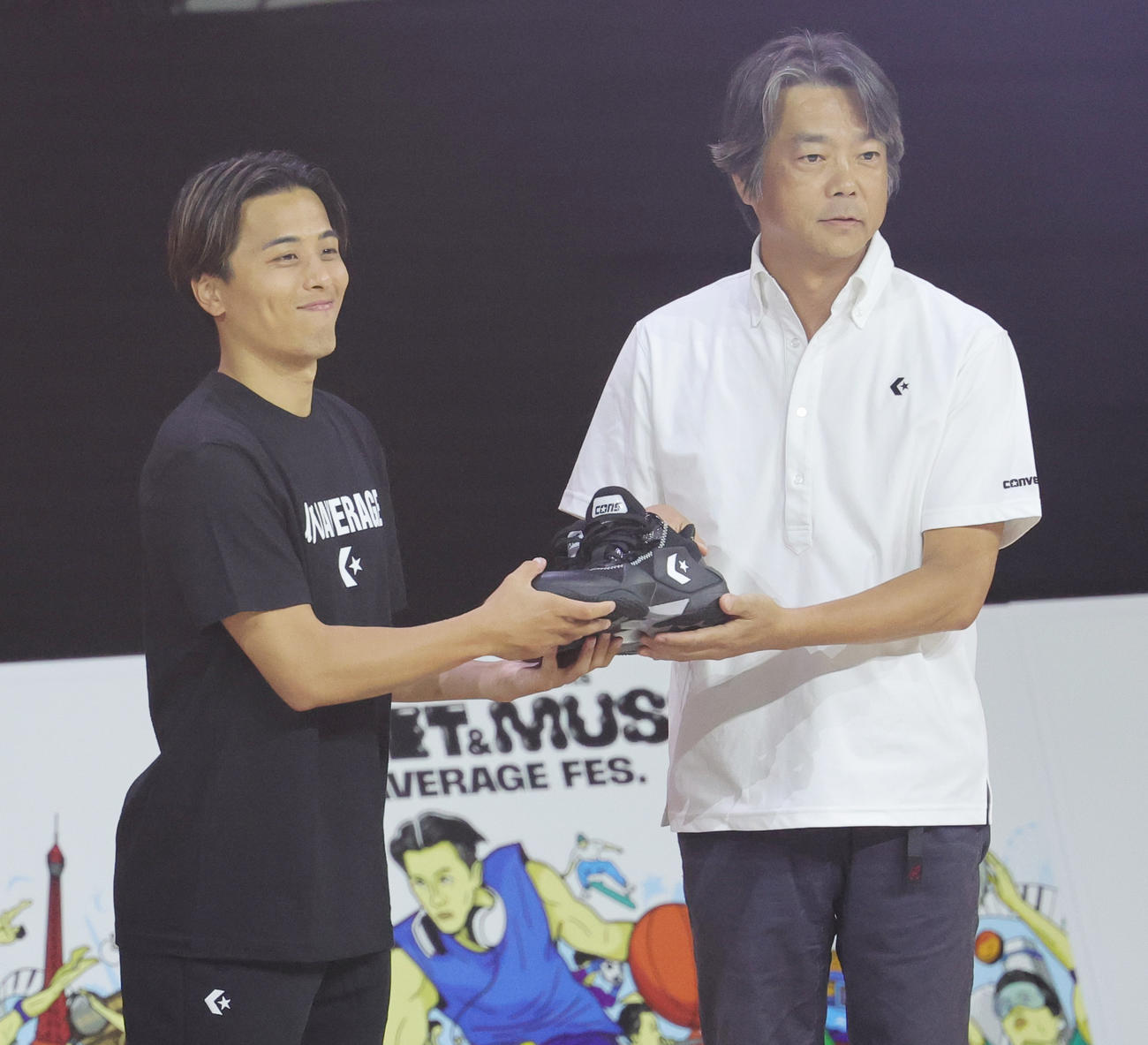 バスケットボール＆音楽フェス「UNAVERAGE FES．」でコンバースジャパンとブランドアンバサダー契約を発表し、元砂代表取締役（右）からシューズをプレゼントされる富樫勇樹（撮影・野上伸悟）