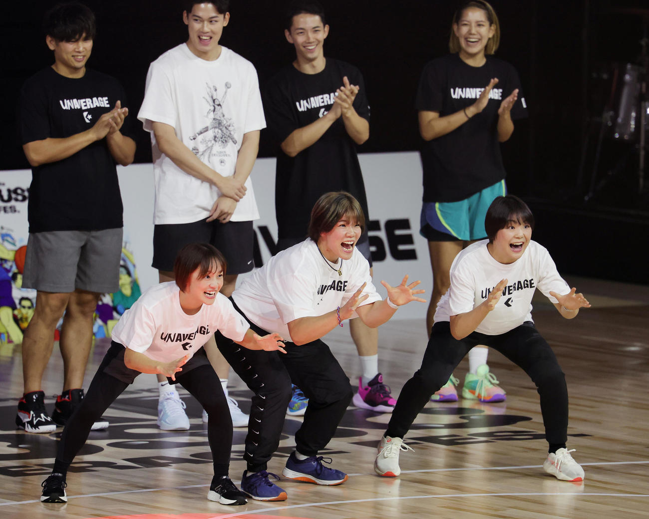 バスケットボール＆音楽フェス「UNAVERAGE FES．」に参加した、手前左からレスリングの登坂さん、鏡、藤波（撮影・野上伸悟）