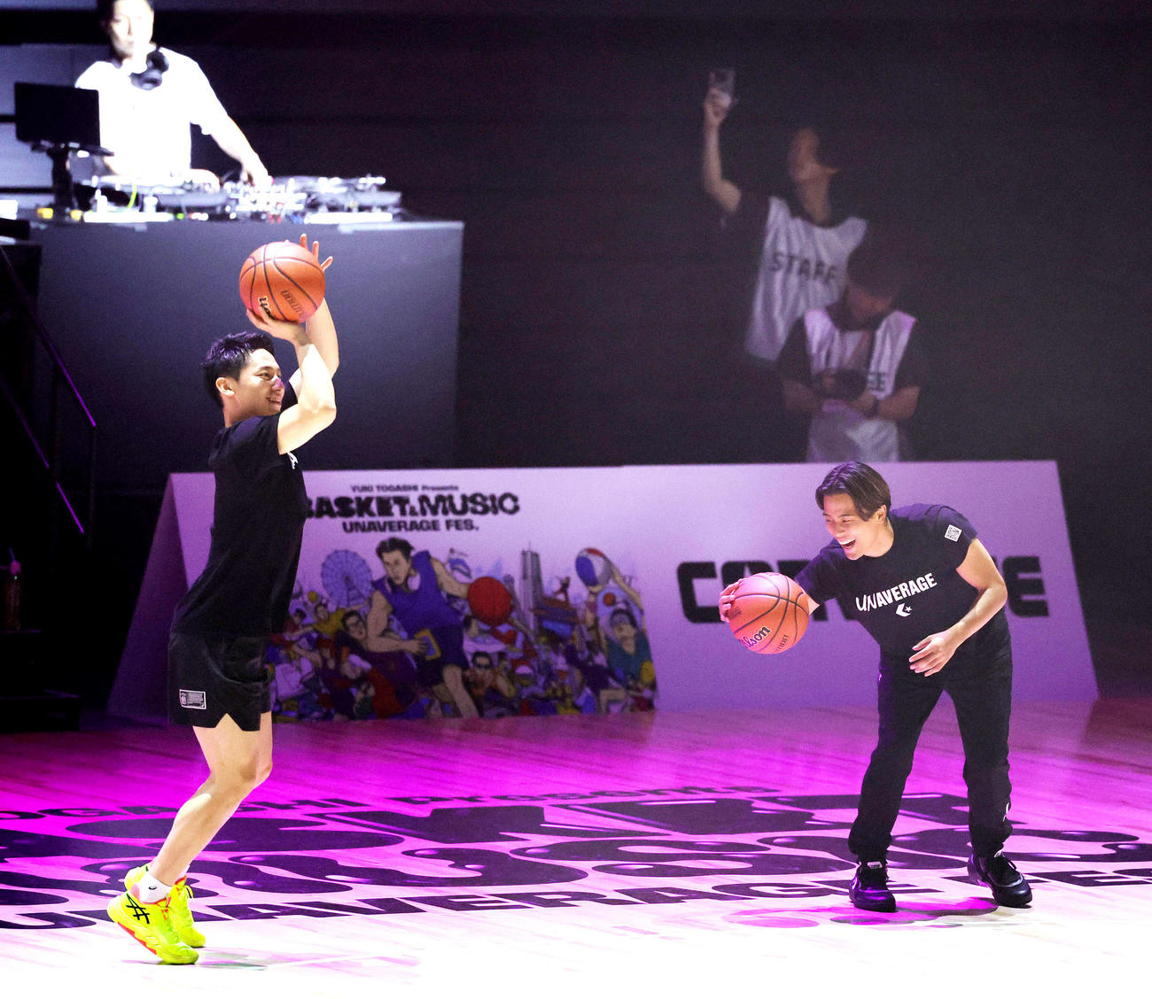バスケットボール＆音楽フェス「UNAVERAGE FES．」に参加し、シュート対決を行う河村勇輝（左）と富樫勇樹（撮影・野上伸悟）