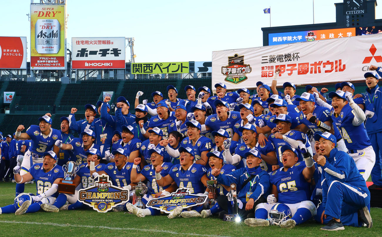 アメフト甲子園ボウル　法大対関学大　史上初の6連覇を果たして喜ぶ関学大の選手たち（2023年12月17日）