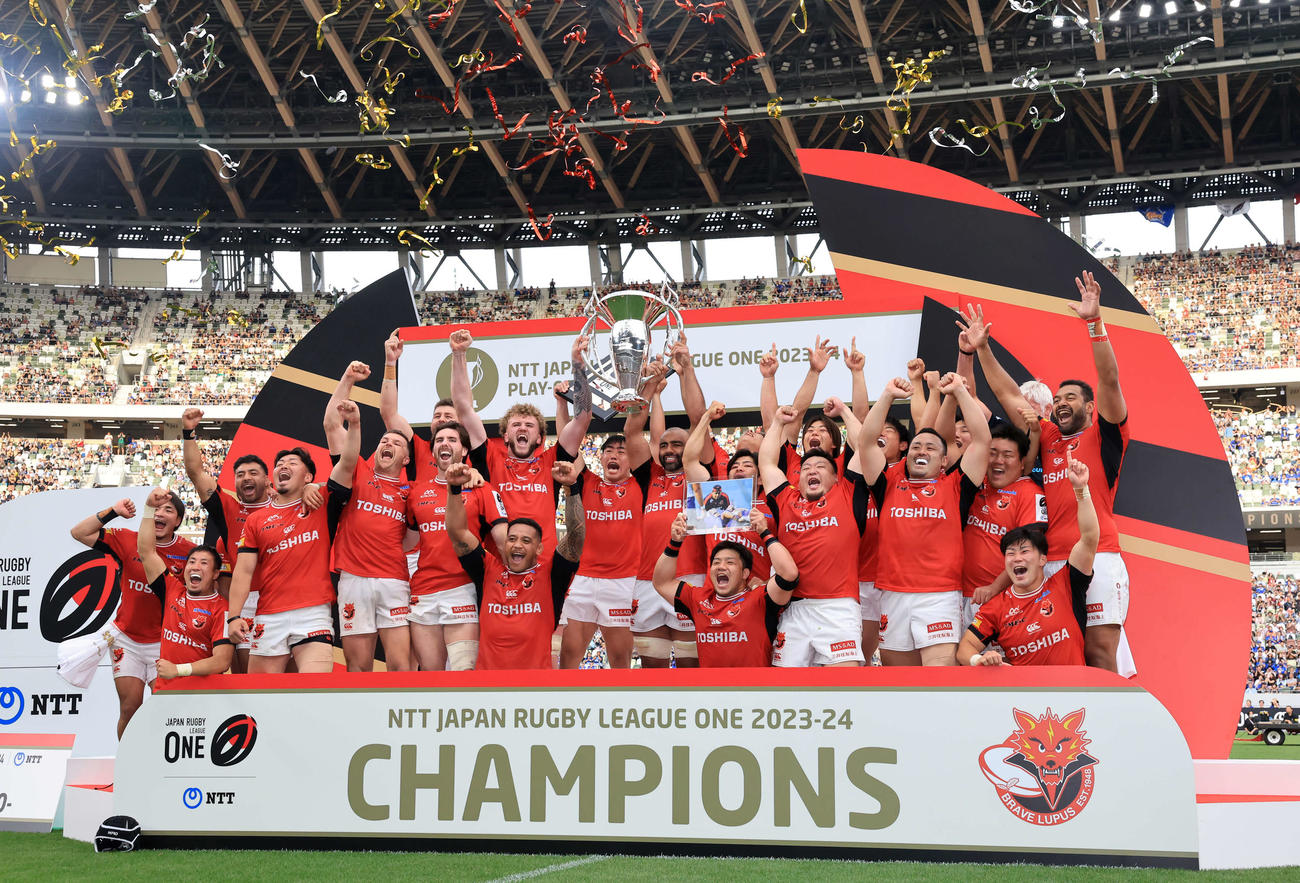 埼玉対BL東京　優勝を決め、優勝トロフィーを掲げて喜ぶリーチ・マイケル（中央）らBL東京の選手たち（2024年5月26日撮影）