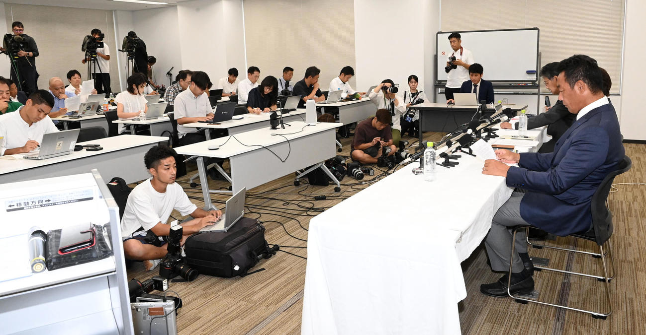 多くの報道陣尚雨で会見する関学大アメリカンフットボール部（撮影・前岡正明）