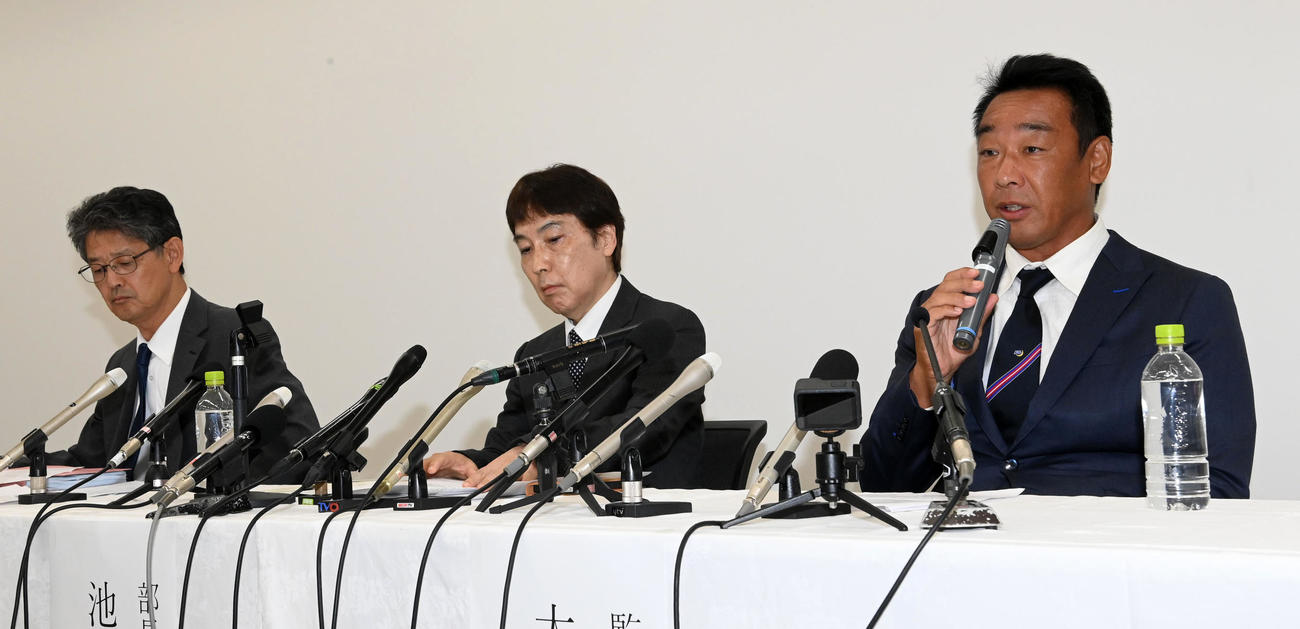 会見で記者の質問に答える関学大アメリカンフットボール部の大村監督（右）。中央は池埜部長、左は小野ディレクター（撮影・前岡正明）
