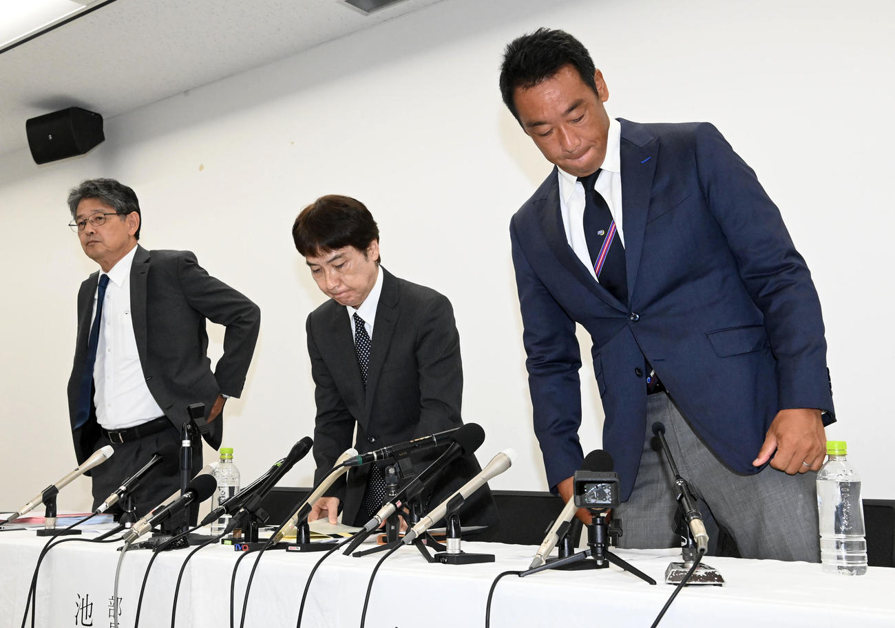 会見を終え引き揚げる、右から関学大アメリカンフットボール部大村和輝監督、池埜部長、小野ディレクター（撮影・前岡正明）