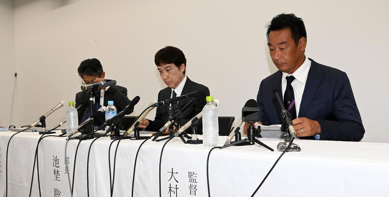 会見の席に着く右から関学大アメリカンフットボール部大村和輝監督、池埜聡部長、小野宏ディレクター（撮影・前岡正明）