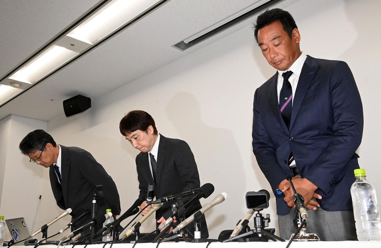 会見冒頭、頭を下げる右から関学大アメリカンフットボール部大村和輝監督、池埜聰部長、小野宏ディレクター（撮影・前岡正明）